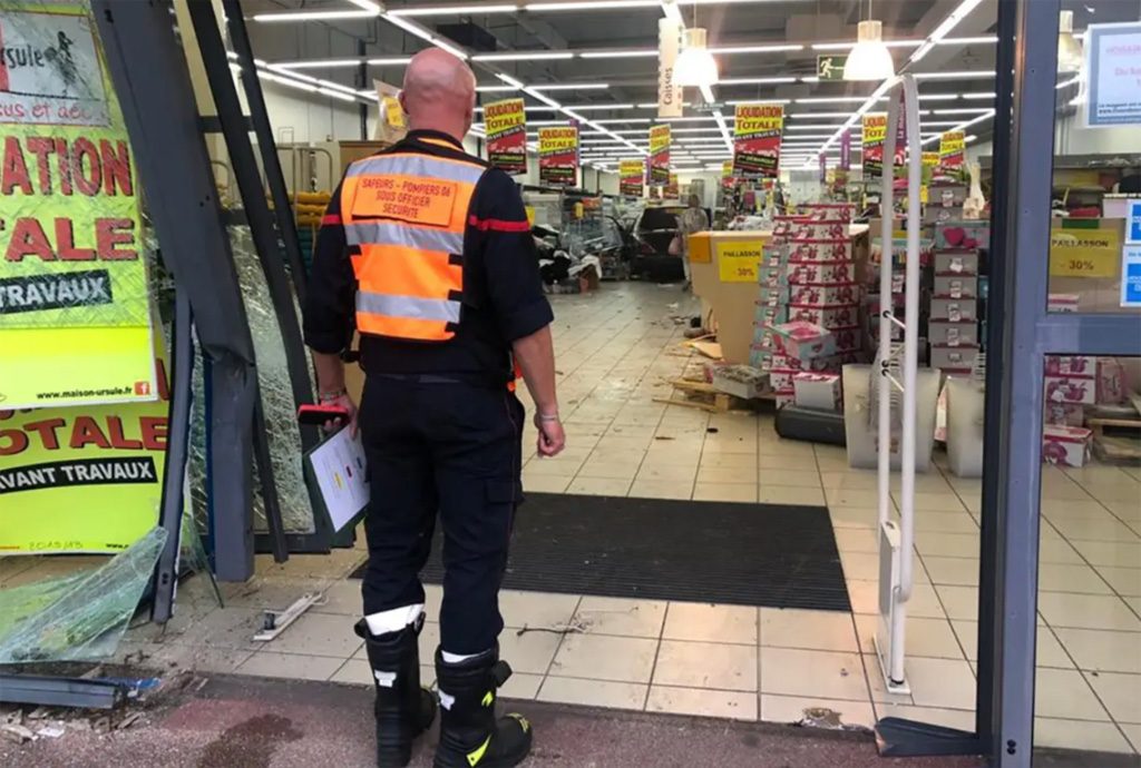 Cannes : Le conducteur d'une voiture fonce dans un magasin et fait plusieurs blessés