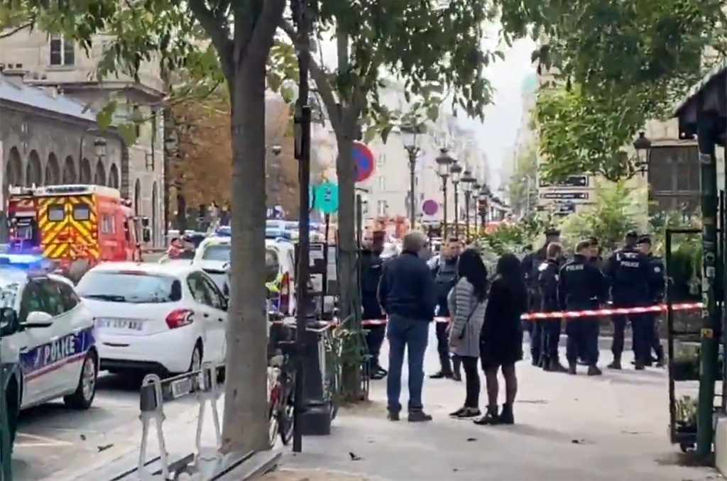 Paris : Un homme armé d'un couteau a attaqué des policiers à la préfecture de police, 5 morts