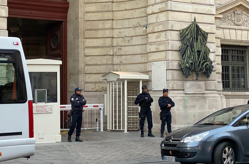 Attaque à la préfecture à Paris : le policier qui a abattu l'assaillant était en poste depuis 6 jours