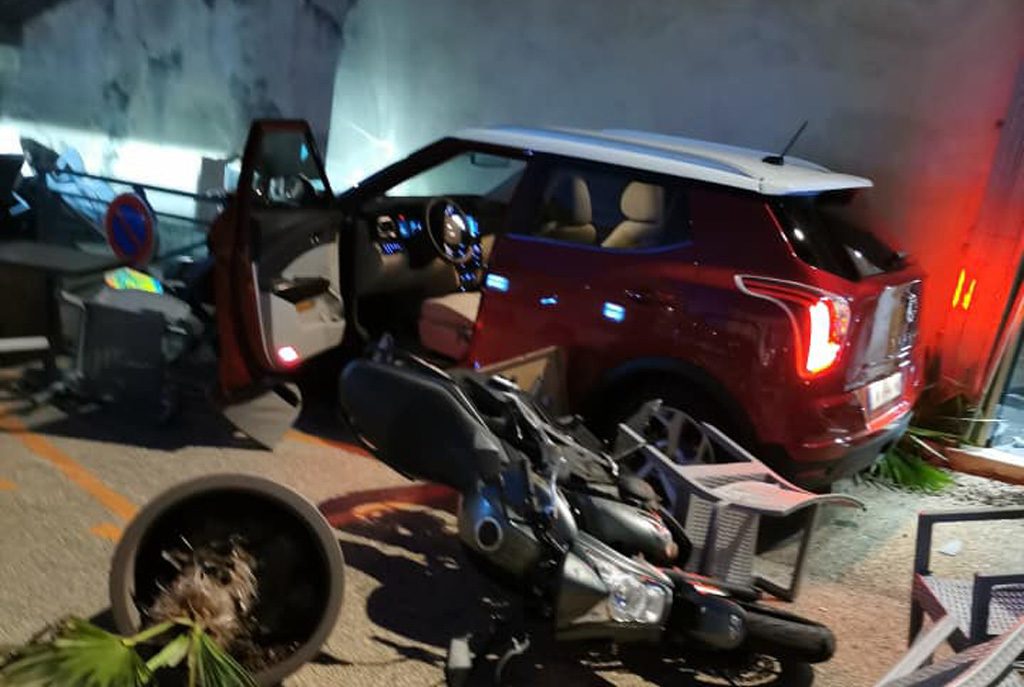 Isère : Un homme a volé une voiture et foncé sur la terrasse d'un bar à Vienne, plusieurs blessés