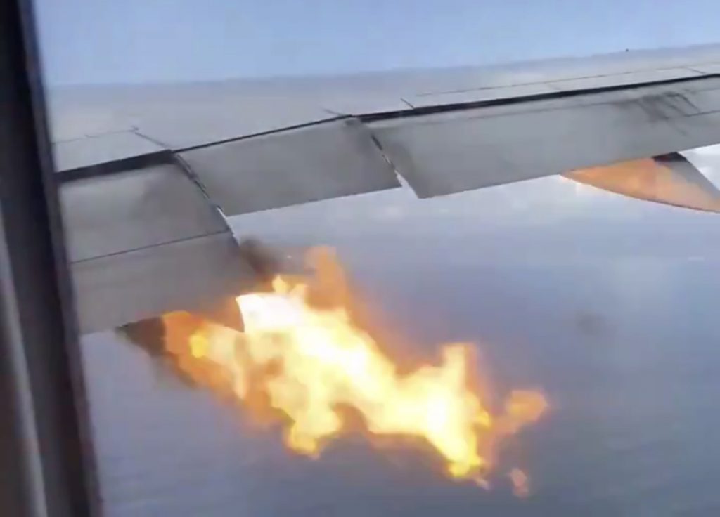 Los Angeles : VIDÉO. Un Boeing avec un moteur en flammes contraint d’atterrir d’urgence