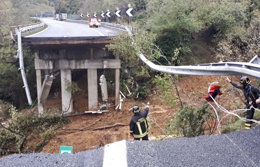 Italie : Un pont autoroutier s’effondre, l’A6 vers Turin est coupée dans les deux sens
