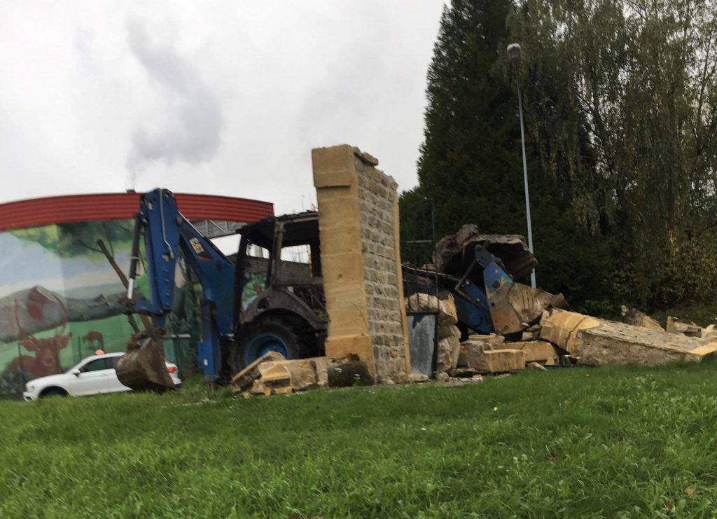 Ardennes : Ils volent une tractopelle et détruisent un monument historique à Charleville-Mézières