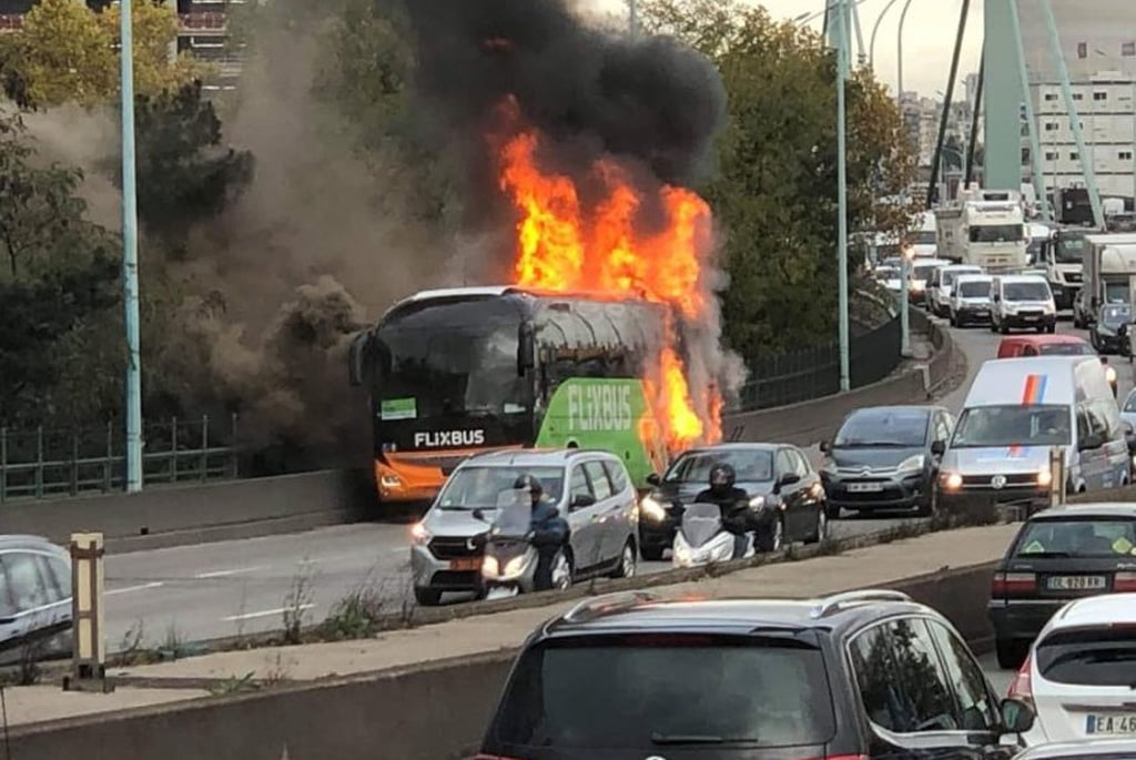 Paris : Un bus Flixbus a pris feu sur le périphérique