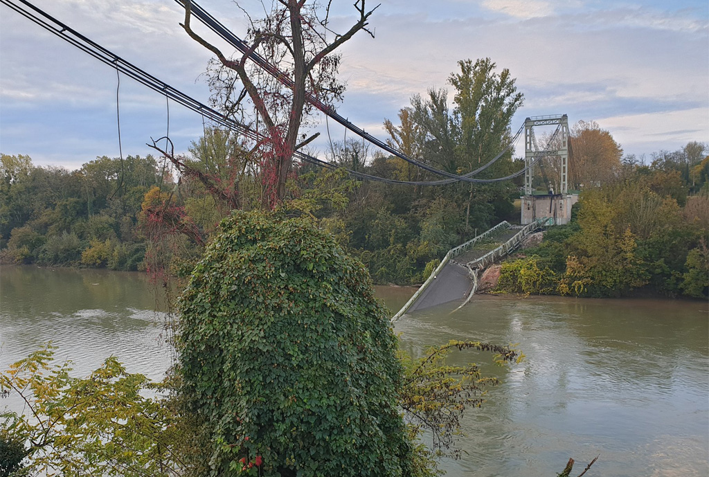 Un pont suspendu s'effondre dans la rivière près de Toulouse, au moins un mort et 5 blessés