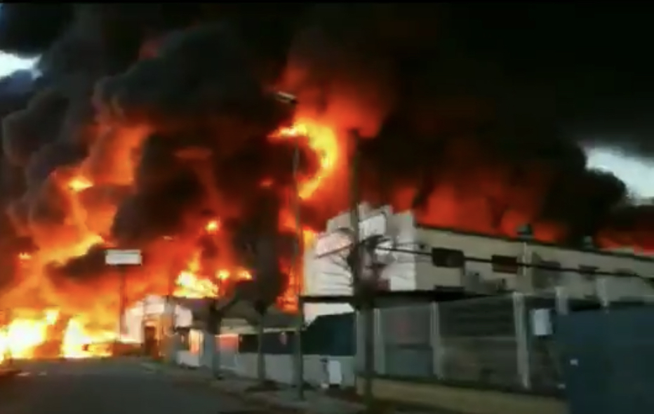 Espagne : Énorme incendie d'une usine de produits chimiques au nord de Barcelone, les habitants confinés