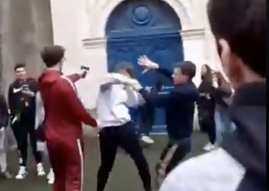 Rennes : Un adolescent filmé en train de tirer avec un pistolet pendant une bagarre