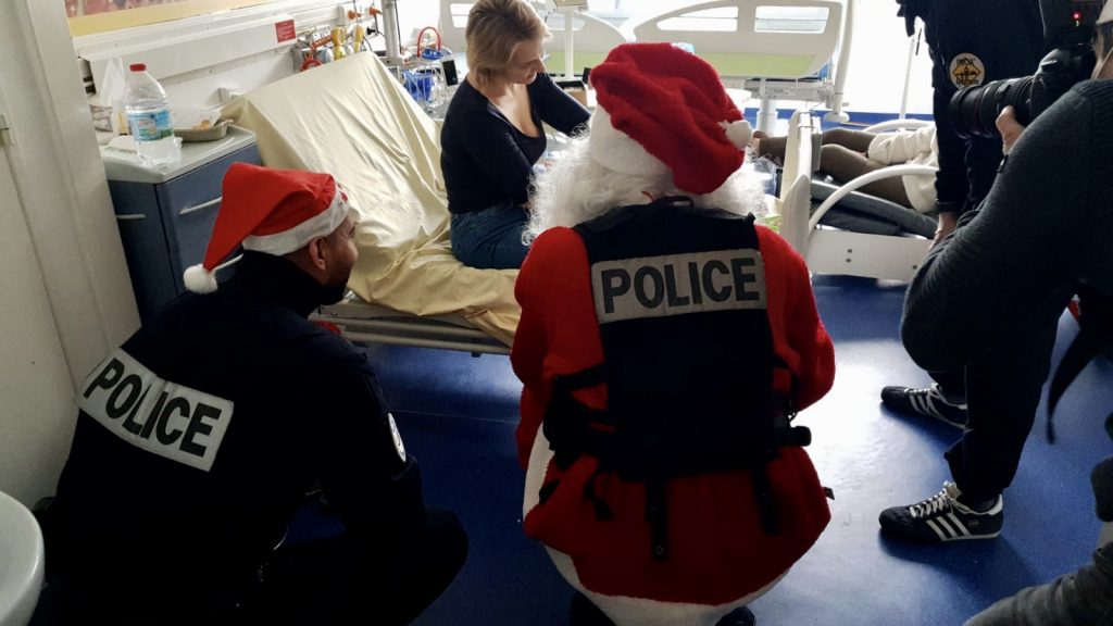 Paris : Des policiers invitent le Père-Noël pour une distribution de cadeaux aux enfants hospitalisés
