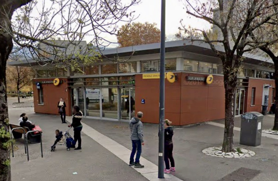 Grenoble : Un homme armé de 2 couteaux menace les employés et les clients de la Poste