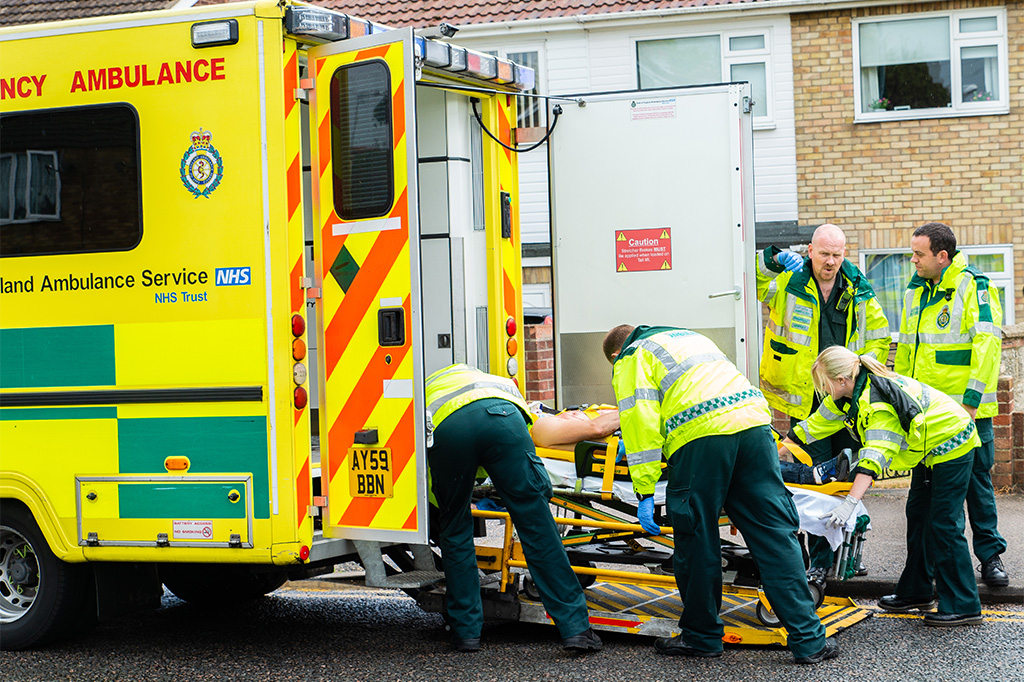 Un groupe d'enfants percuté par une voiture en Angleterre : l'un est décédé, 5 autres blessés