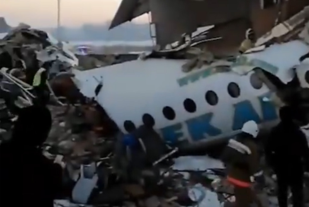 Un avion de ligne s'est écrasé au Kazakhstan, au moins 12 morts et 49 blessés