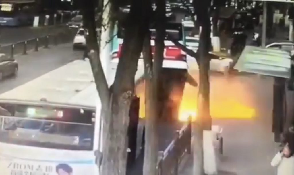 Chine : VIDÉO. Un bus subitement englouti dans un trou apparu sur la route, 6 morts