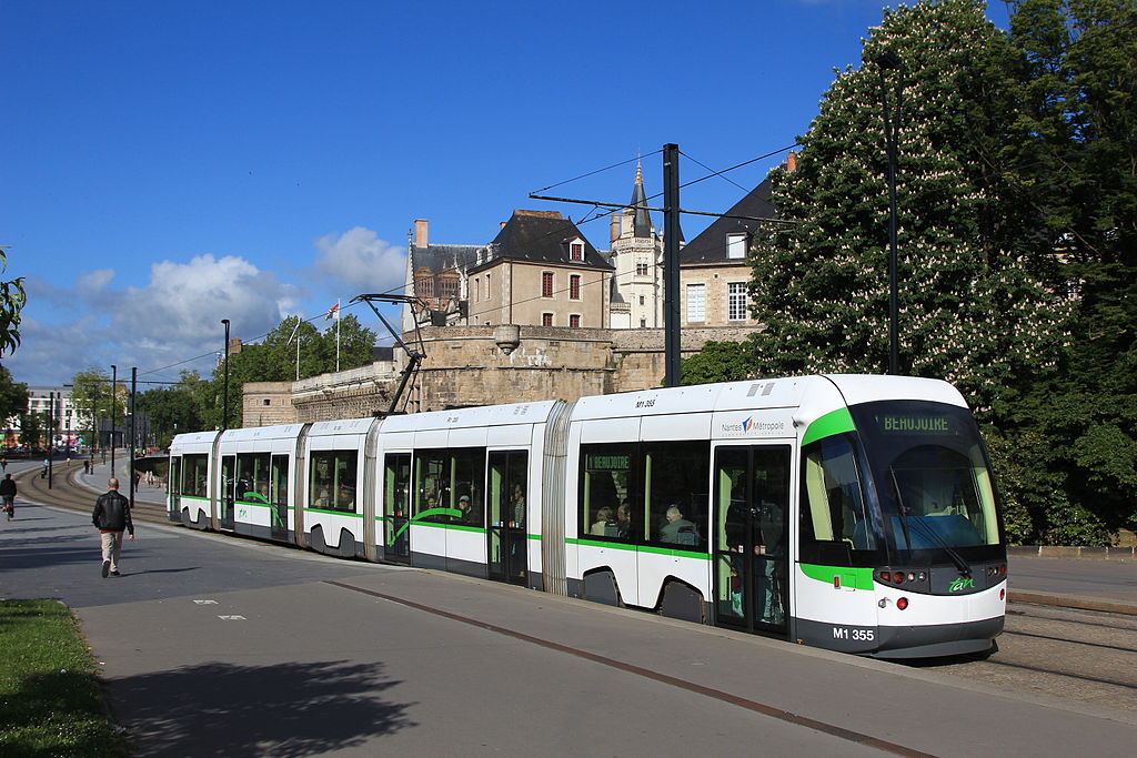 Nantes : Un passager du tramway défend une jeune femme et se fait agresser par 6 individus