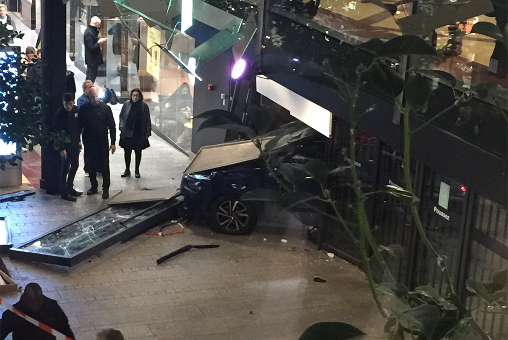 Hauts-de-Seine : Un automobiliste fait une sortie de route et s'encastre dans un centre commercial
