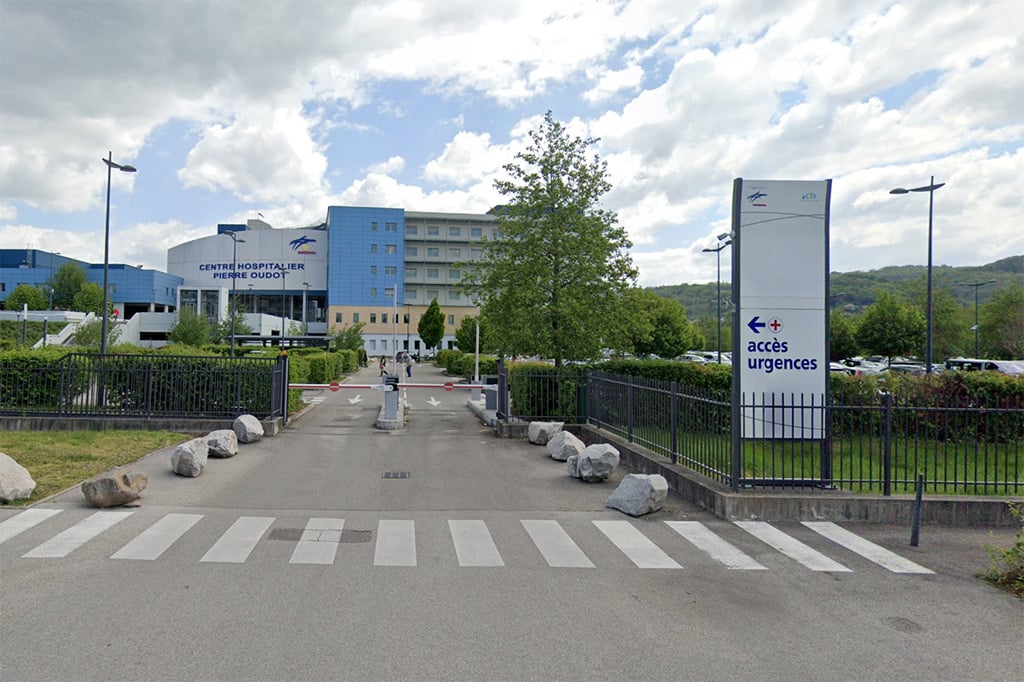 Isère : Déposé inconscient à l'hôpital, l'homme était porteur d'une arme de poing et de munitions