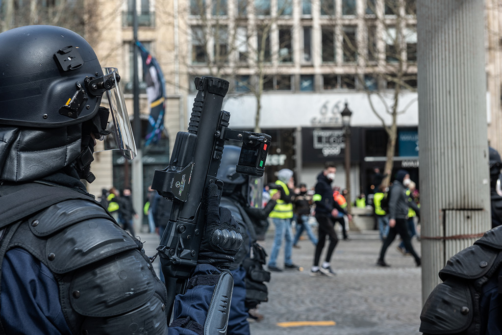 Gilet jaune blessé par un tir de LBD à Bordeaux : un policier mis en examen