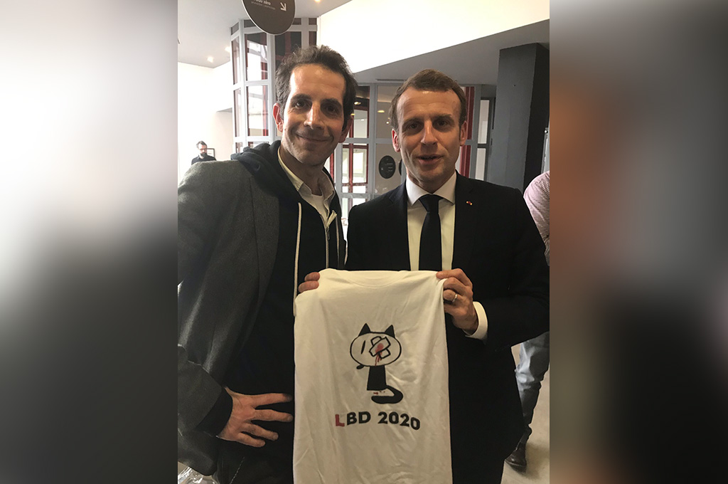 Emmanuel Macron pose avec un t-shirt anti-LBD et provoque la colère des policiers