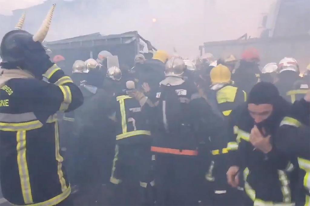 Manifestation des pompiers à Paris : un policier sérieusement blessé par l'explosion d'une bombe artisanale