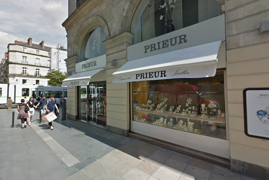 Nantes : 2 hommes braquent une bijouterie en milieu de matinée, plus de 300 000 € de préjudice