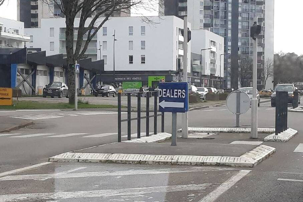 Morbihan : De faux panneaux routiers dénoncent les trafiquants de drogue à Vannes