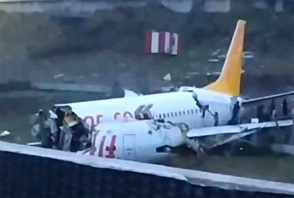 Istanbul : Au moins 3 morts après la sortie de piste d'un avion qui s'est brisé en plusieurs morceaux