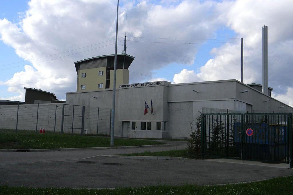Prison de Lyon-Corbas : Un détenu armé d'un couteau lacère le visage d'une surveillante pénitentiaire
