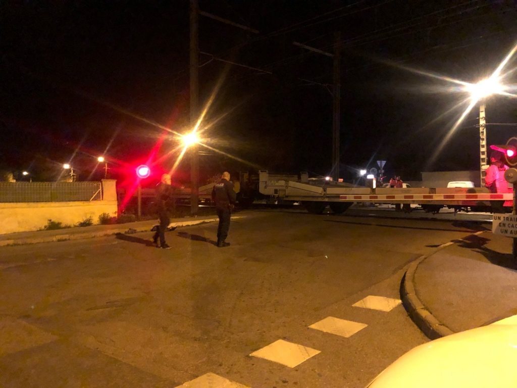 Salon-de-Provence : 2 jeunes à scooter meurent percutés par un train sur un passage à niveau