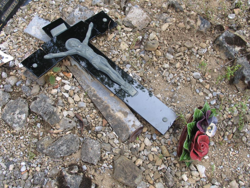 Pyrénées-Orientales : Une cinquantaine de tombes profanées au cimetière d'Osséja