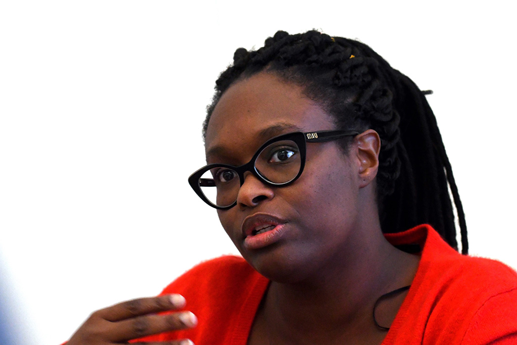 «Je ne saurais pas expliquer à mes enfants s'il est normal ou pas de jeter des pierres sur les forces de l’ordre» dit Sibeth Ndiaye