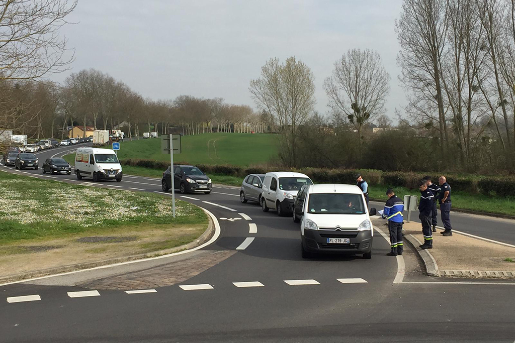 Confinement : Un motard grièvement blessé en fuyant un contrôle de gendarmerie en Isère