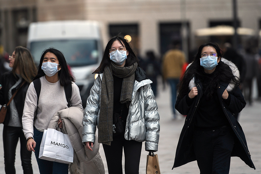 Coronavirus : Des Chinois portant des masques verbalisés et escroqués par de faux policiers en France