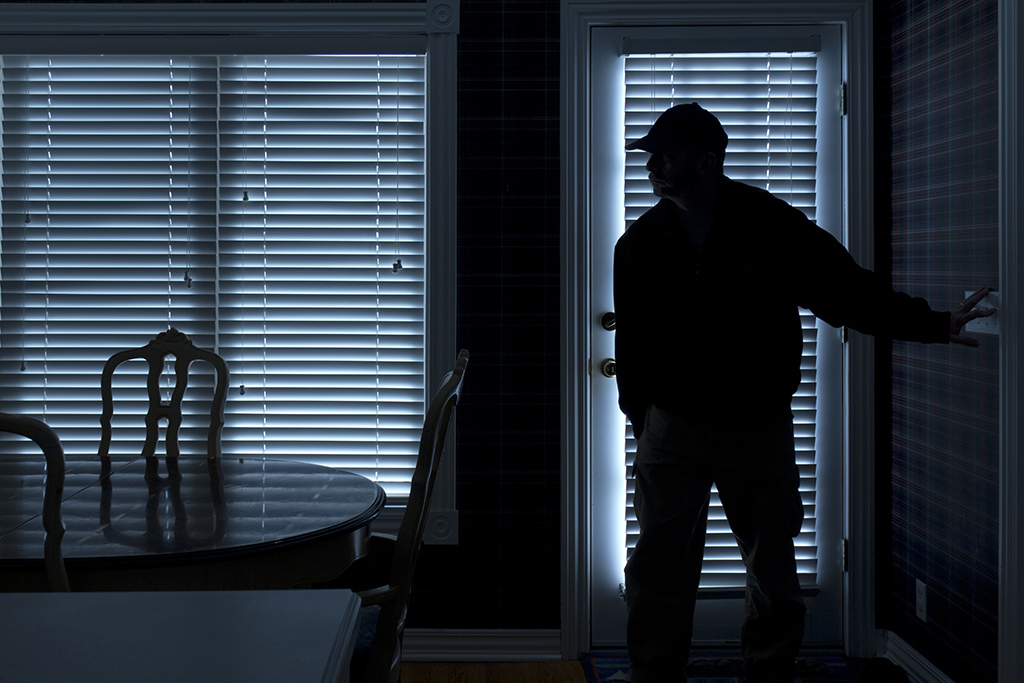 Montpellier : Un intrus pénètre dans son domicile en pleine nuit et lui met un couteau sous la gorge