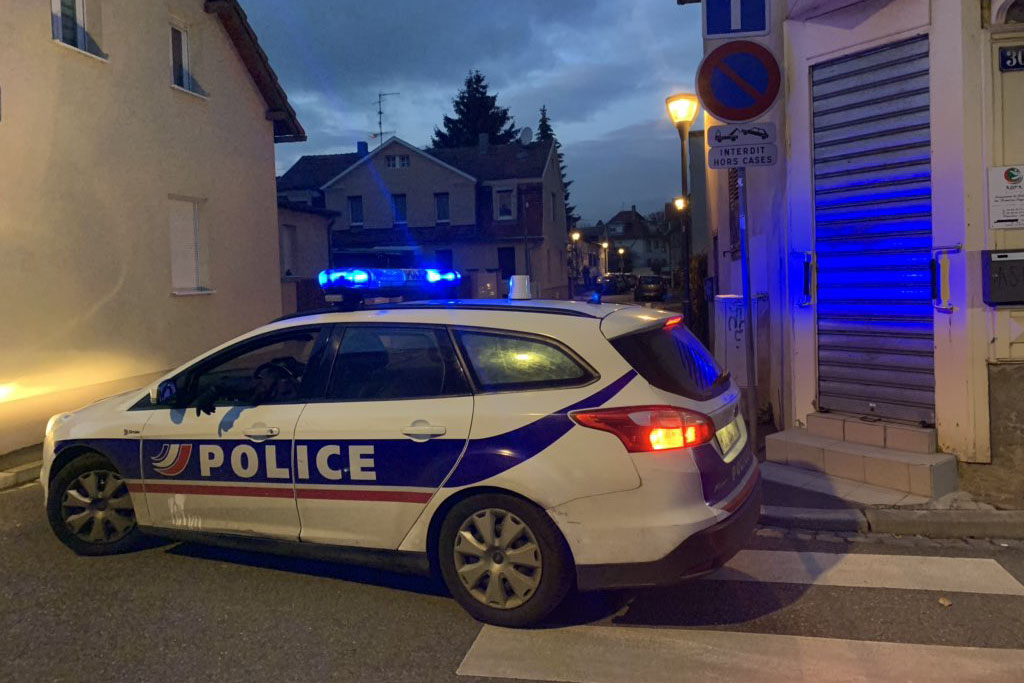 Nantes : Bloqué dans une impasse, le chauffard sans permis percute volontairement une voiture de police