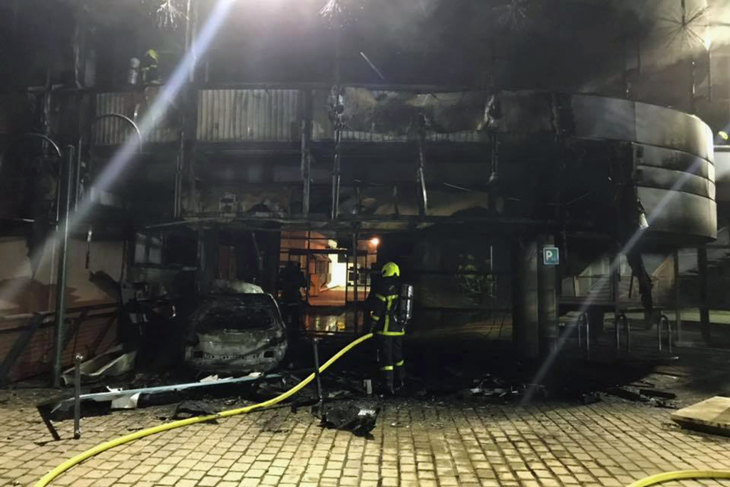 Isère : Une voiture bélier en feu projetée contre la mairie de Villefontaine, «les dégâts sont très importants»