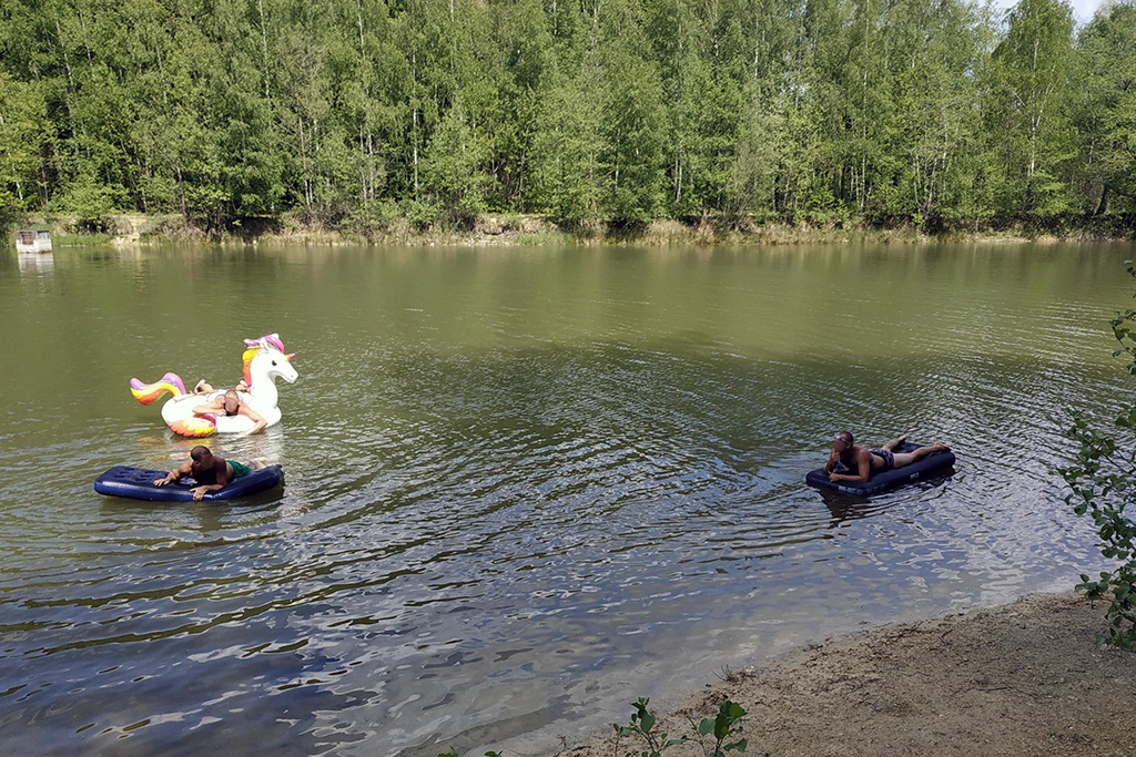 Confinement : Des Parisiens qui se baignaient dans l’Oise avec une licorne géante, écopent de 405 € d'amende