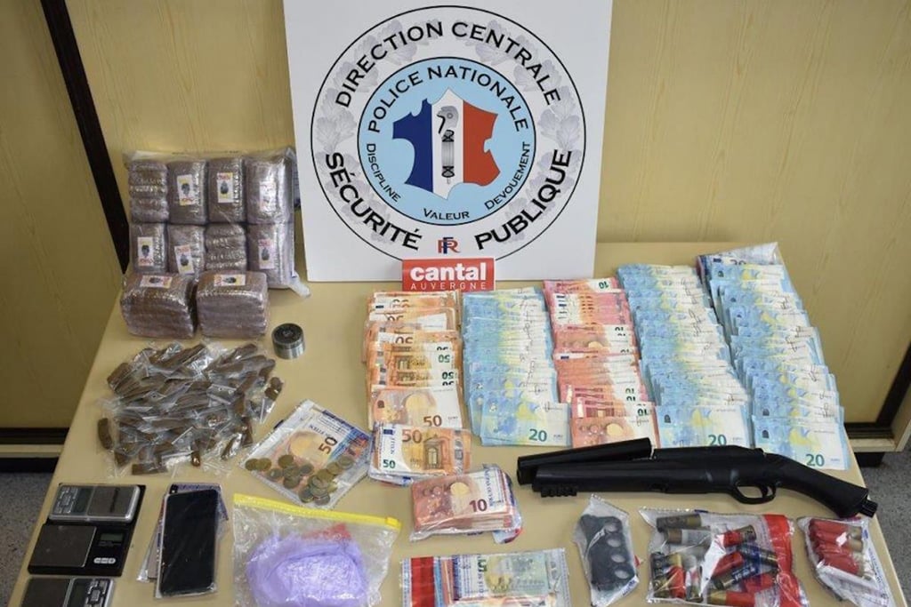 Aurillac : Des armes, 5 kg de drogue et 27 000 € saisis à la suite d'un contrôle du confinement