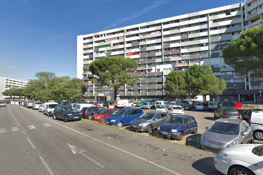 Toulouse : Une balle traverse son appartement et le blesse à la main pendant sa prière
