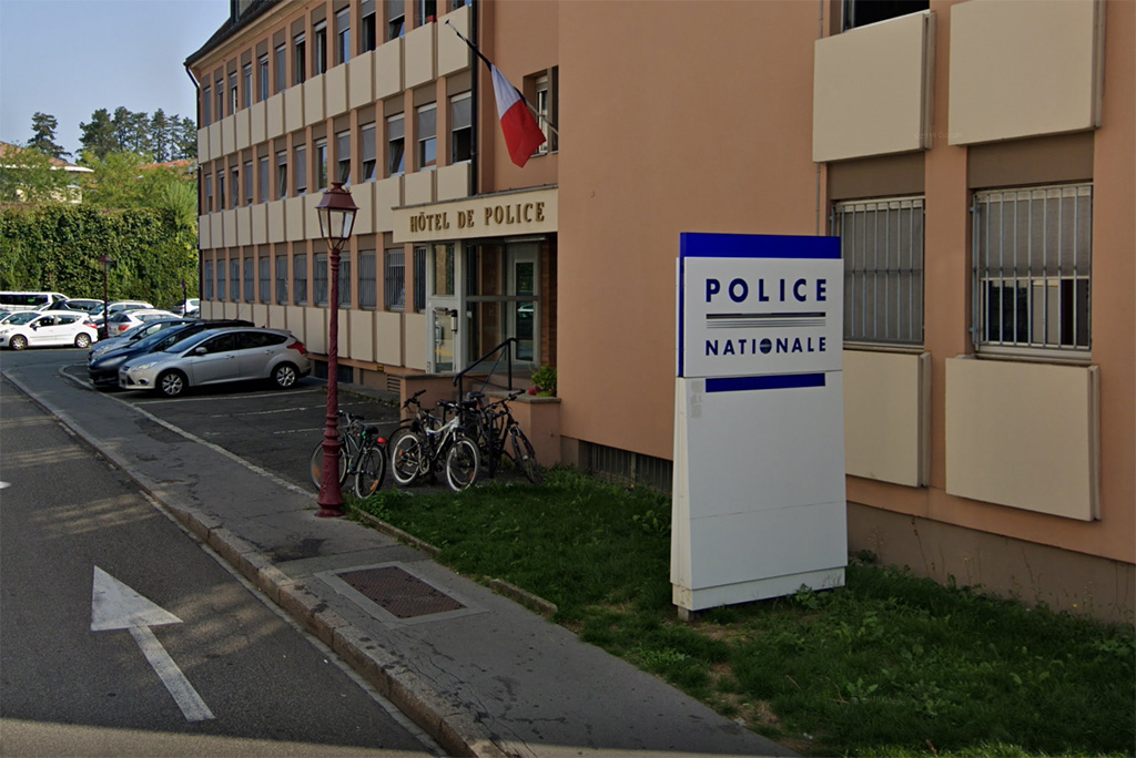 Belfort : Une voiture de police incendiée au cocktail Molotov et détruite, devant le commissariat