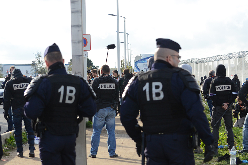 Calais : 2 policiers et 2 gendarmes blessés lors d'affrontements avec des migrants