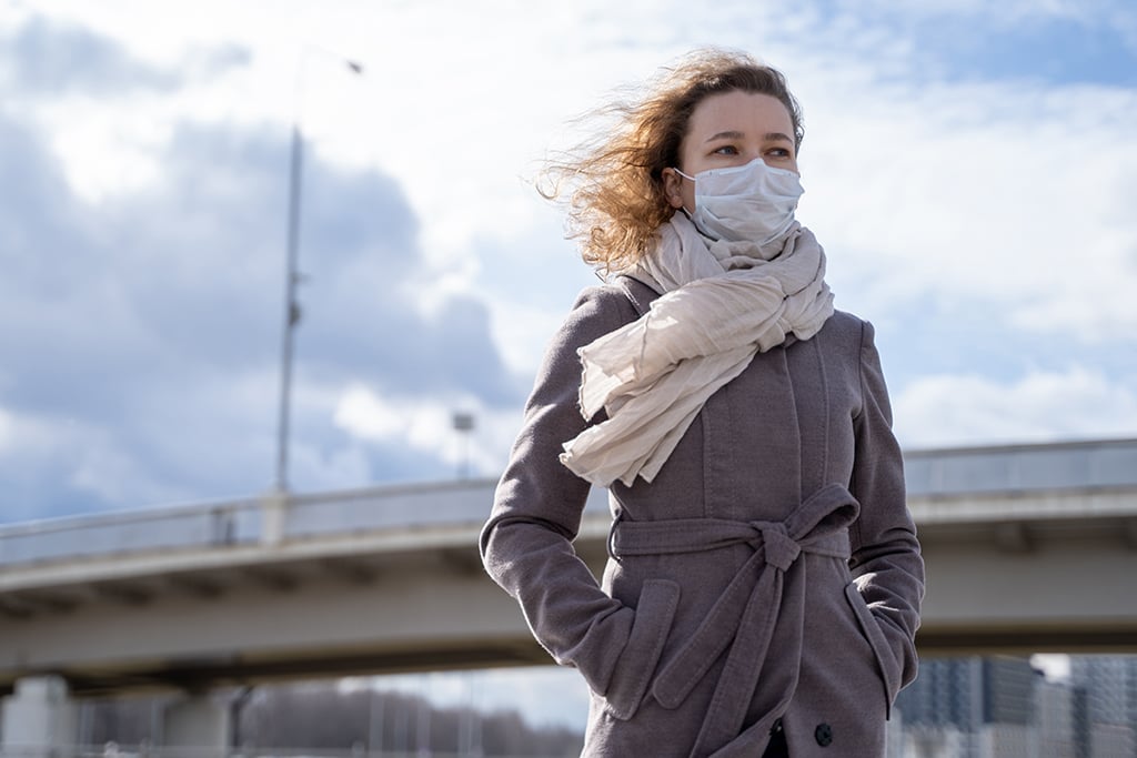 Coronavirus : L'Académie de médecine demande aux Français de porter un masque sans attendre