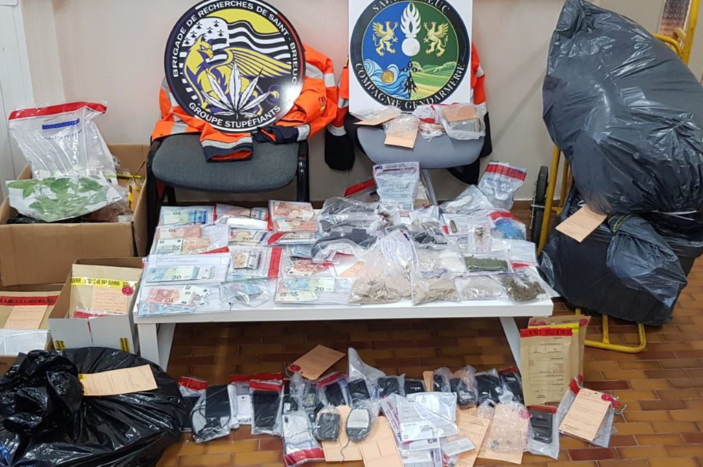 Trafic d'héroïne : De la drogue, des armes et plus de 60 000 € saisis dans le Grand Ouest, 15 interpellations