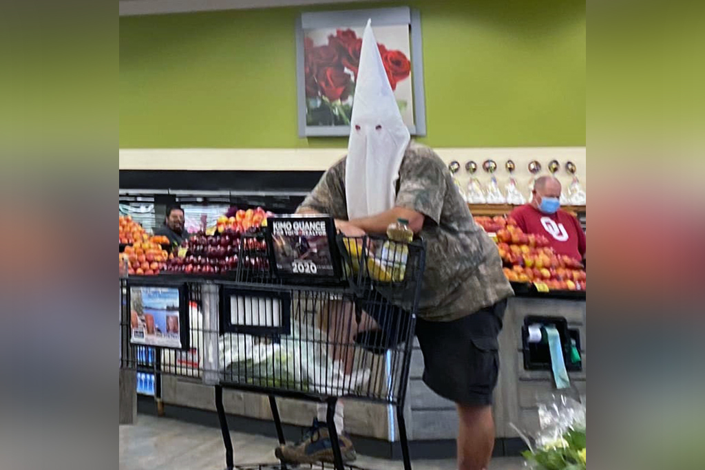 Coronavirus : Un homme va faire ses courses avec une cagoule du Ku Klux Klan en guise de masque