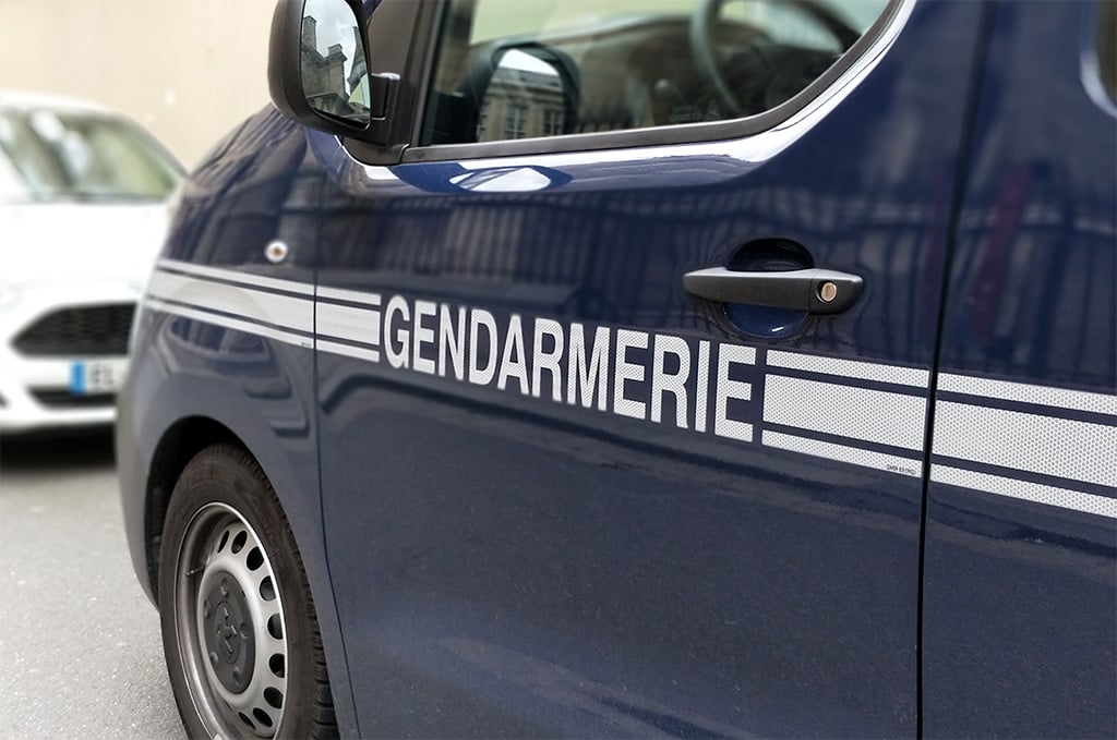 Haute-Saône : 2 ans de prison ferme pour avoir incendié une voiture de gendarmerie et blessé 2 militaires