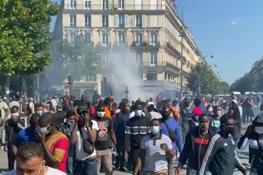 Paris : Des milliers de manifestants dans la rue pour la régularisation des sans-papiers malgré l'interdiction
