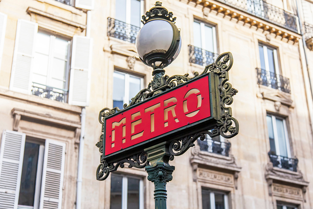 Paris : Un homme agresse sexuellement une policière en civil à la sortie du métro