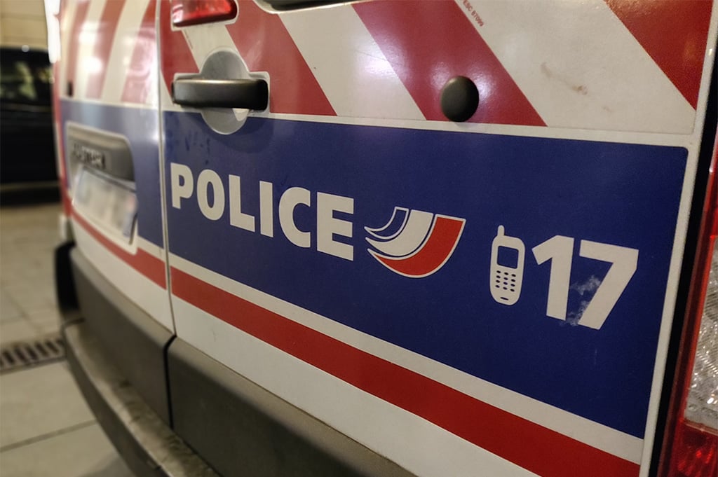 Paris : Des policiers en patrouille aident une femme à accoucher dans leur véhicule