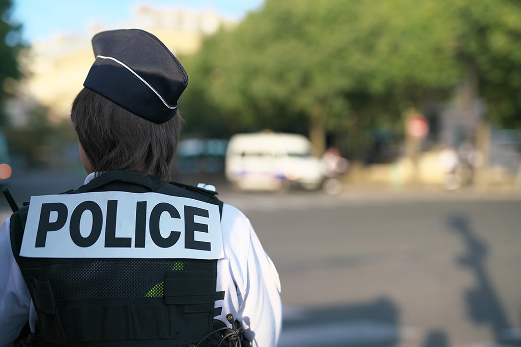 Cannes : 6 mois de prison avec sursis pour avoir frappé et brisé des côtes à une policière