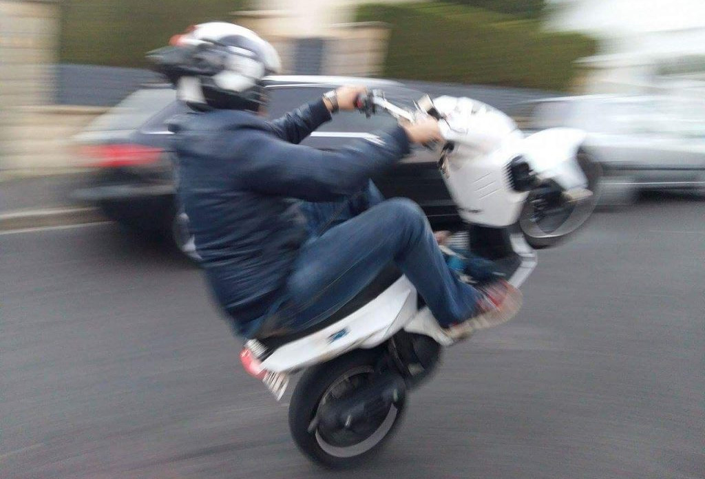 Rodéo sauvage à Grenoble : il fuit la police à scooter puis chute et se blesse en voulant cacher son immatriculation