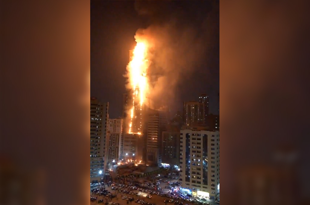 Énorme incendie dans un immeuble d'habitations de 45 étages à Sharjah, près de Dubaï
