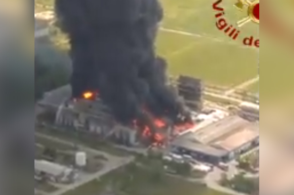 Italie : Explosion et incendie dans une usine chimique à Venise, les habitants appelés à rester chez eux
